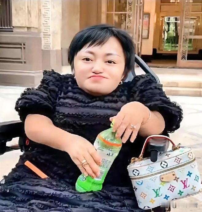 李喜梅这经历跟开了挂似的。她出身不好，患脆骨症没上过学，早年乞讨、卖唱，后来成了