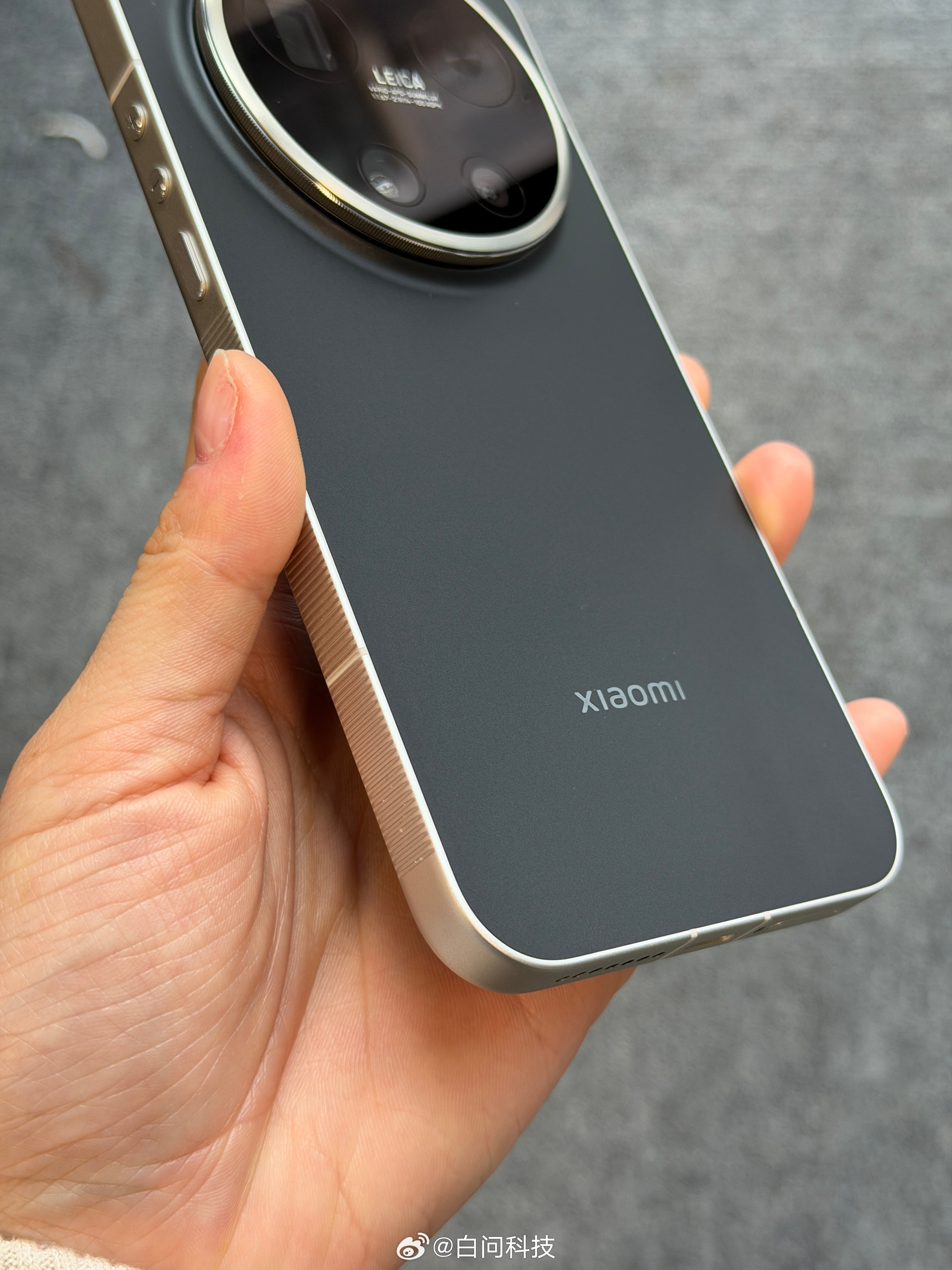 小米17 Ultra徕卡版黑银色真机上手相较之前首发的黑色拼接后盖你更喜欢哪个版