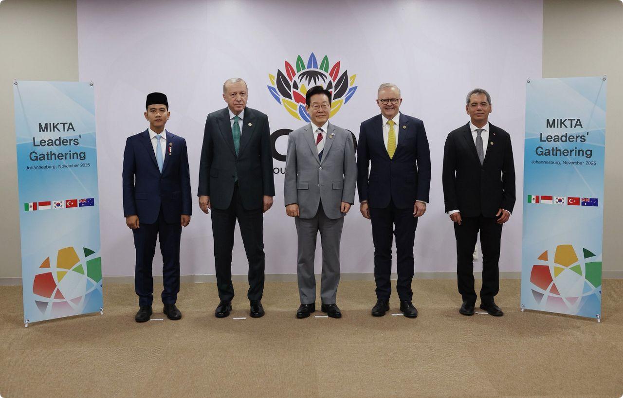 11月22日，南非约翰内斯堡。
韩国、墨西哥、印尼、土耳其和澳大利亚宣布组成“中