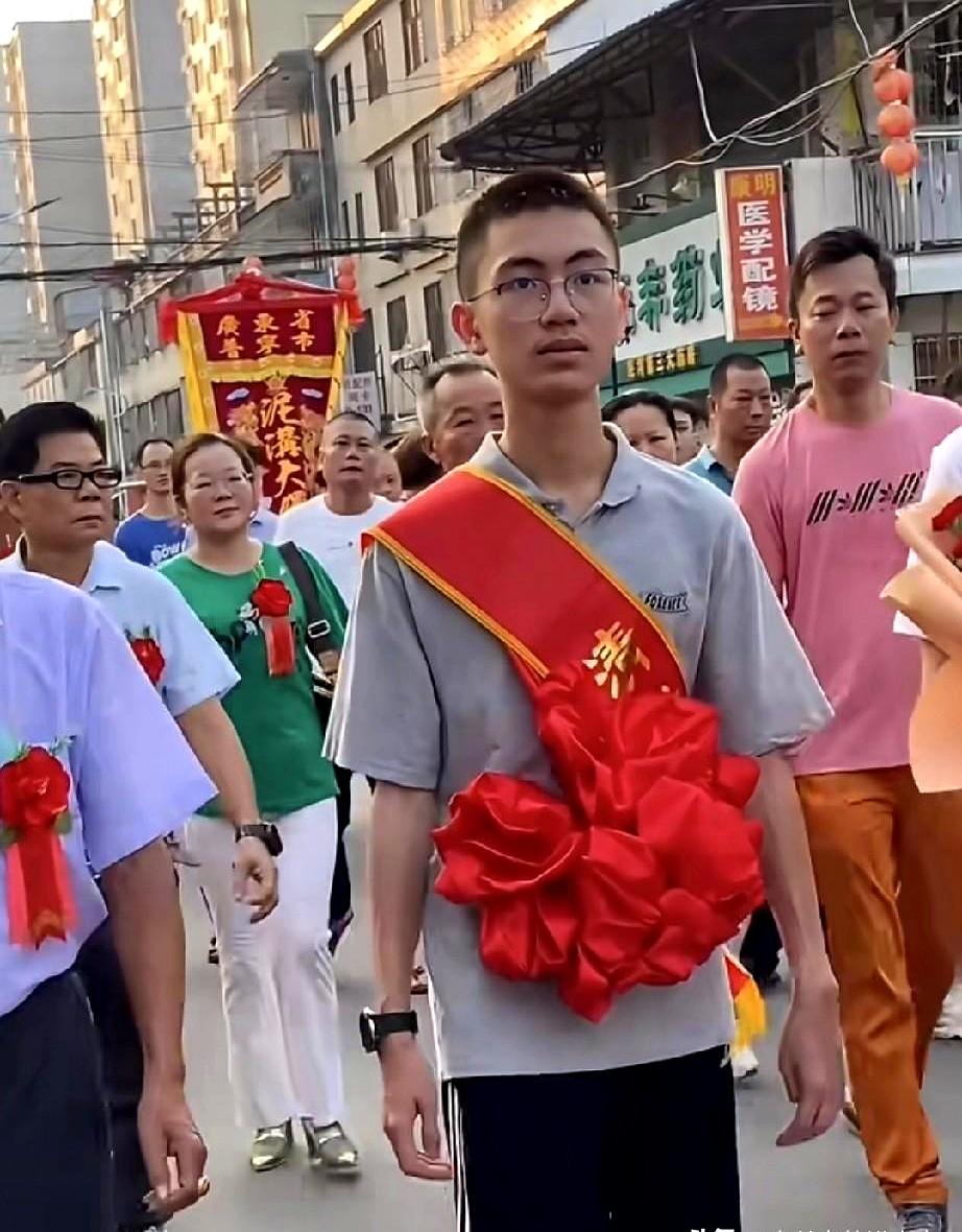 你说家里人劝你别压力太大，是不是反而能激发出更强的斗志？
甘肃这家兄妹俩就特有意