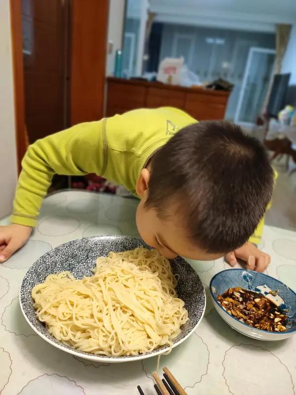 爸妈，吃饭了。我之前封好的面条，被我爸全吃完了。我问旁人要不要过去说，对方不去，