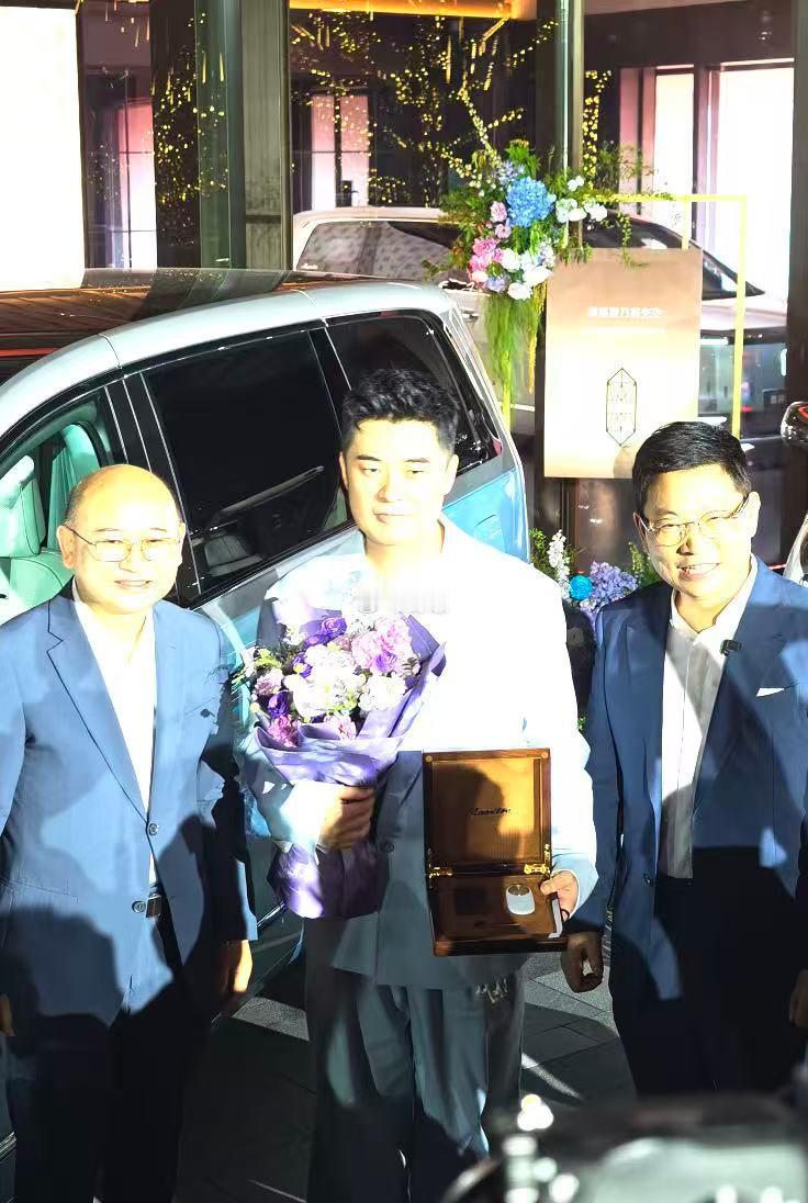 余承东上海交付新车 上海交付现场星光熠熠，余承东亲自为车主交付新车钥匙。现场汇聚