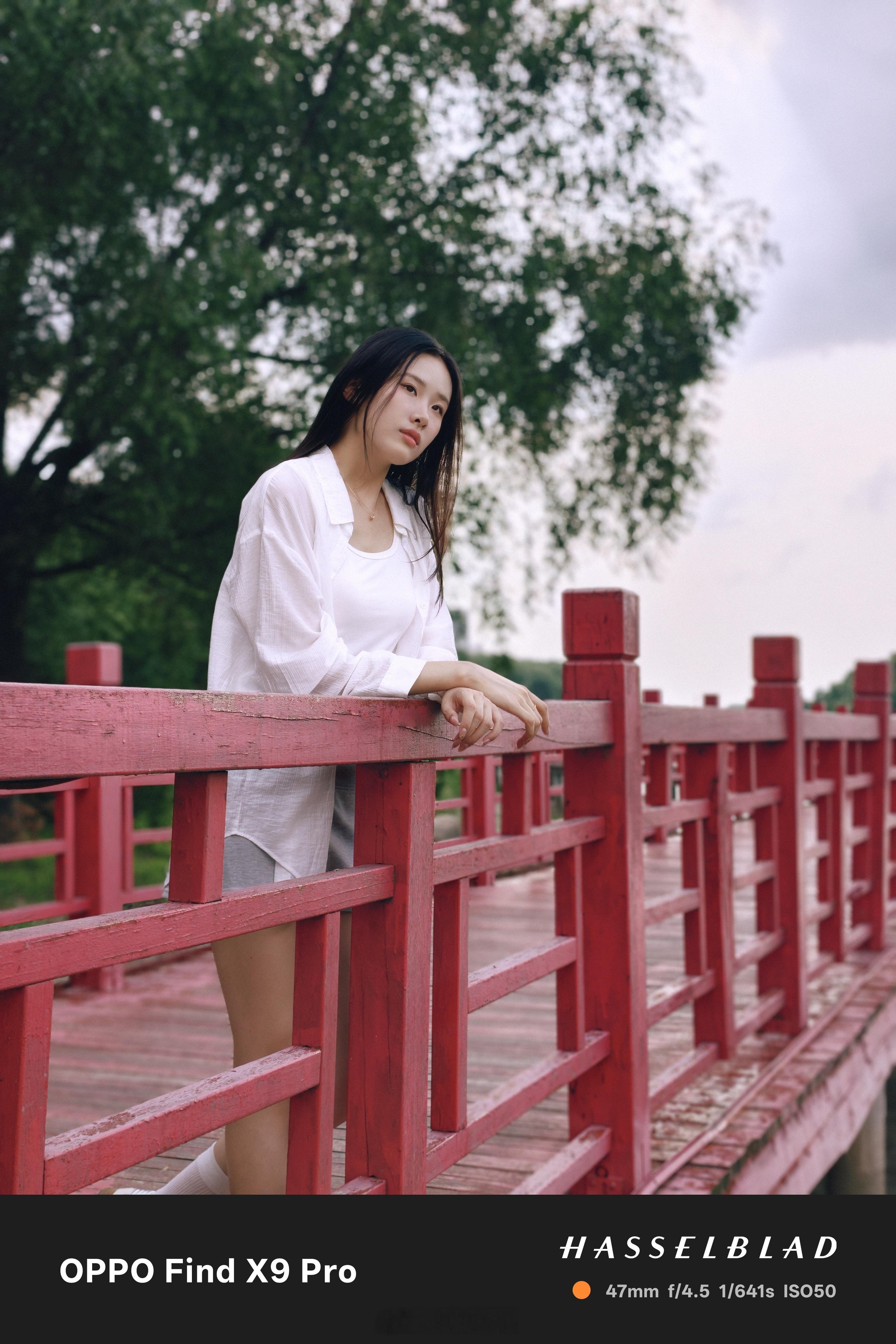 生态廊道的午后随拍，承包一整个夏天的清爽。夏日公园偶遇一抹清爽，白衫绿树，晚风温