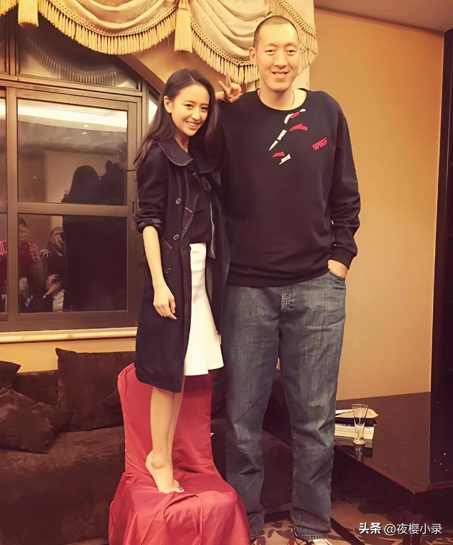 佟丽娅为了和这位2米36的篮球巨人孙明明合影，也是拼了！直接脱掉高跟鞋，光着脚丫