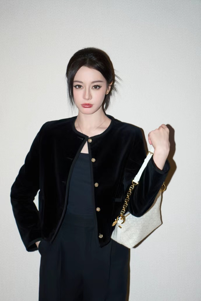 迪丽热巴黑色系穿搭look酷中带甜的迪丽热巴 酷中带甜的迪丽热巴，今日份迪丽热巴