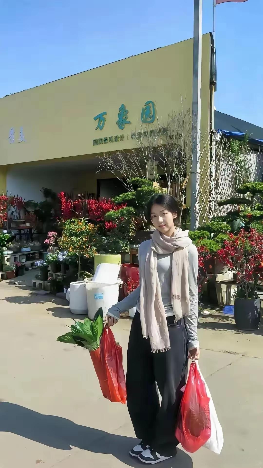 阳光明媚的一天，我在万象园买到了心仪的花卉！🌸💐🌺