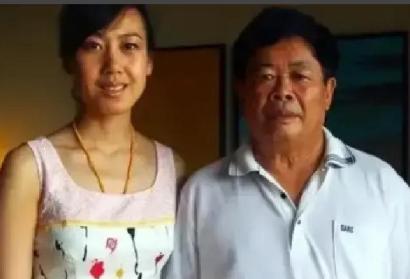 1971年厂区内，一名三十多岁妇女偷窃时被曹德旺当场抓获，她吓得瘫坐痛哭，只求不
