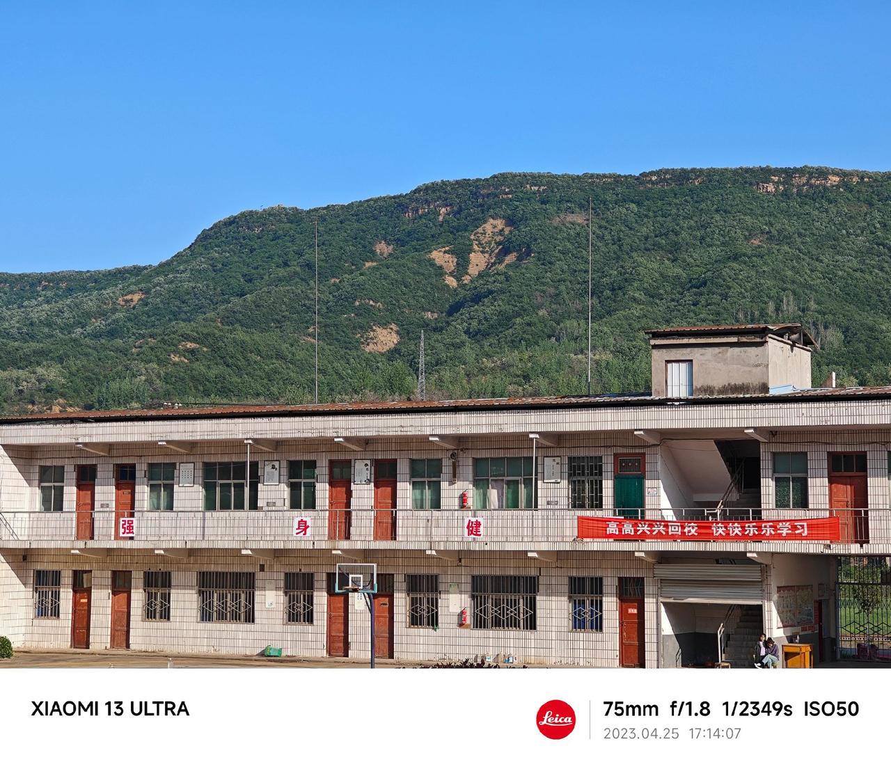 我还以为是放学了……五一前去了趟老家的小学
算起来已经有10多年没去看过了 
最