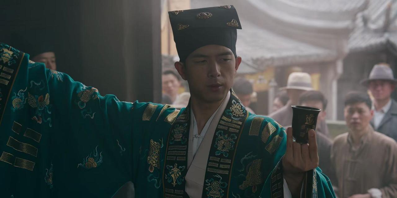 李现新剧《我不是大师》里面的角色有点搞笑啊。这次他演了一个神棍，一个骗子。

靠