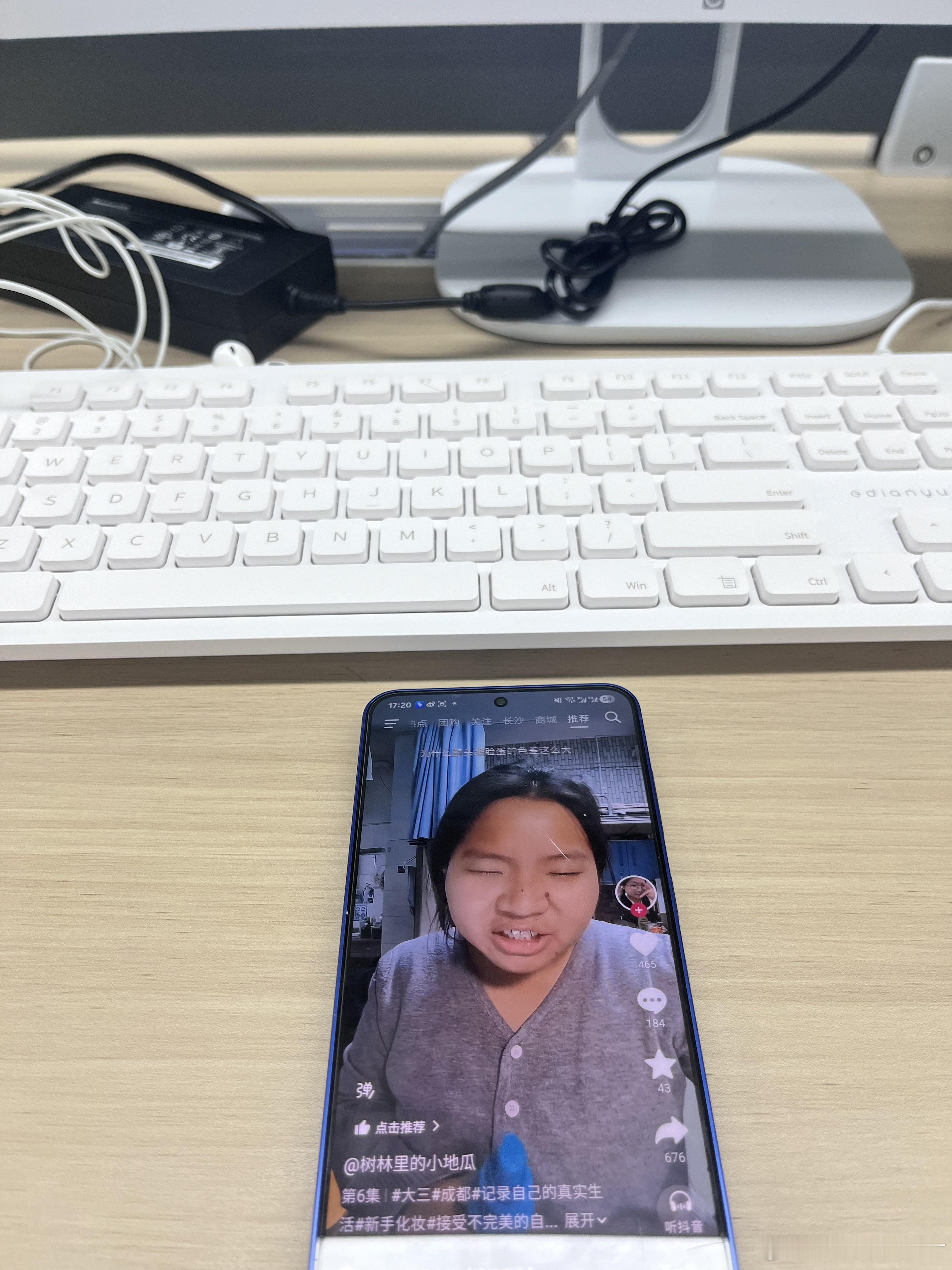 小众女孩太上瘾了，不看一天浑身难受，看了浑身难受一天 