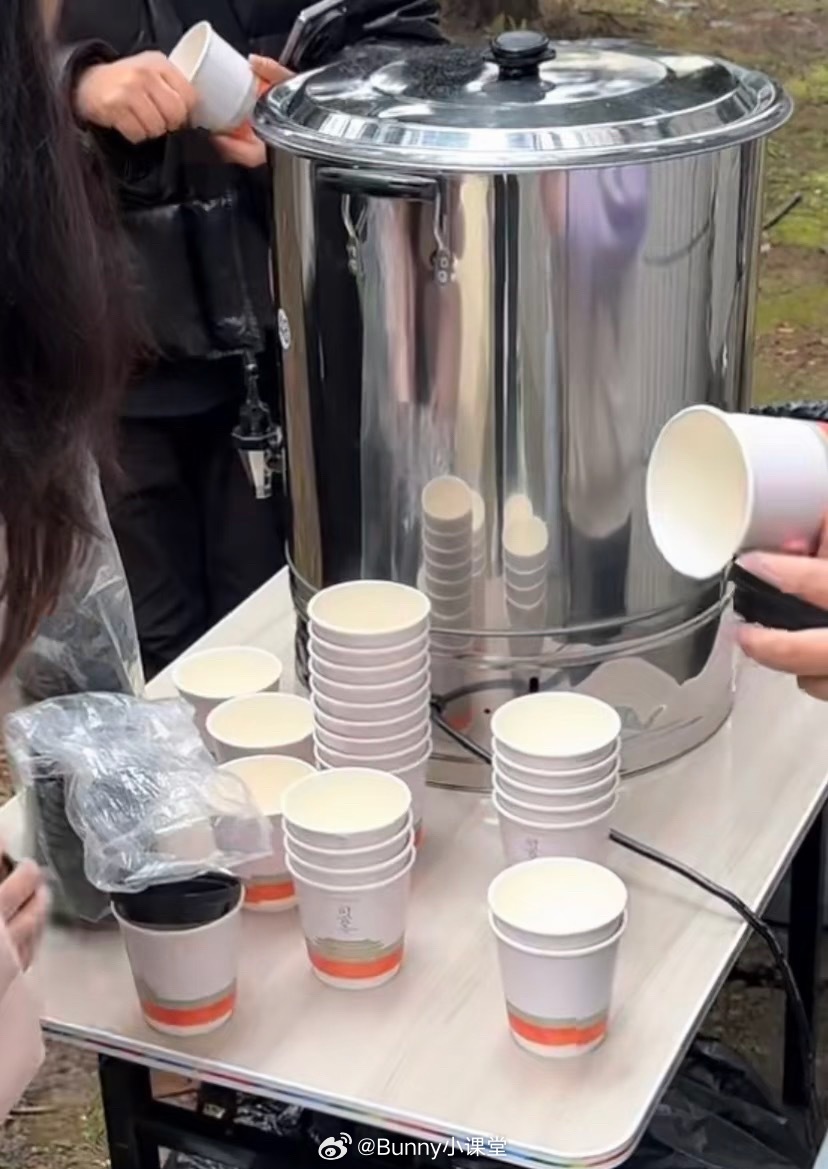 《司宫令》拍摄现场，丁禹兮给粉丝准备了果茶和一次性杯子，热水泡几片柠檬也算果茶吗