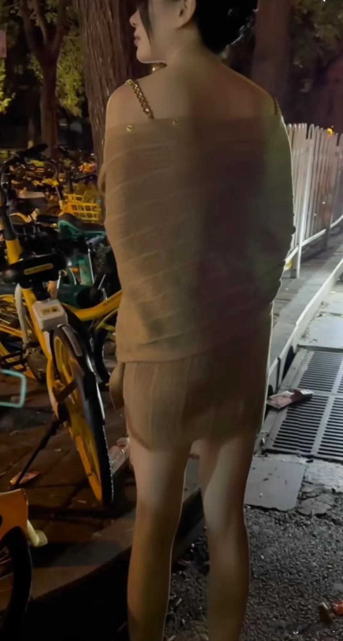 当人类都脱光衣服，走在大街上，最吸引你的是什么类型的人？

1、用手遮掩自己隐私