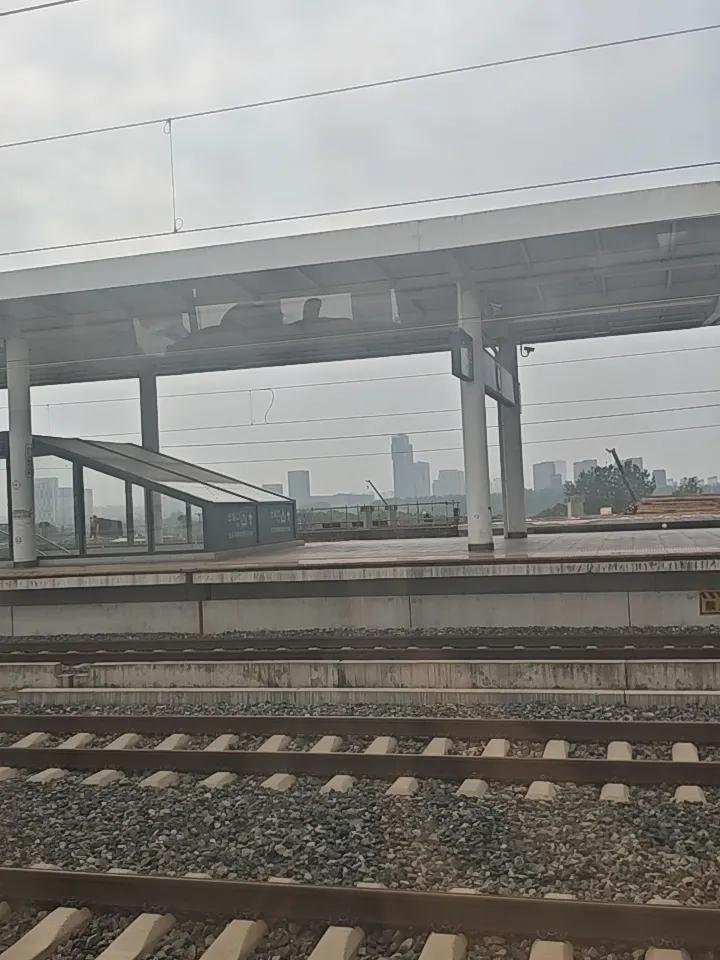 《湖底暗流》

他们用铁管测量我的深度，

在冰川遗留的遗嘱上，

签下蒸汽与螺