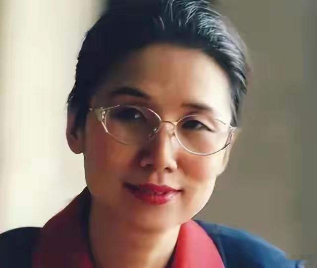 中科院教授杨佳：29岁双目突然失明，丈夫携女儿人间蒸发，她不认命的人生逆袭始末 