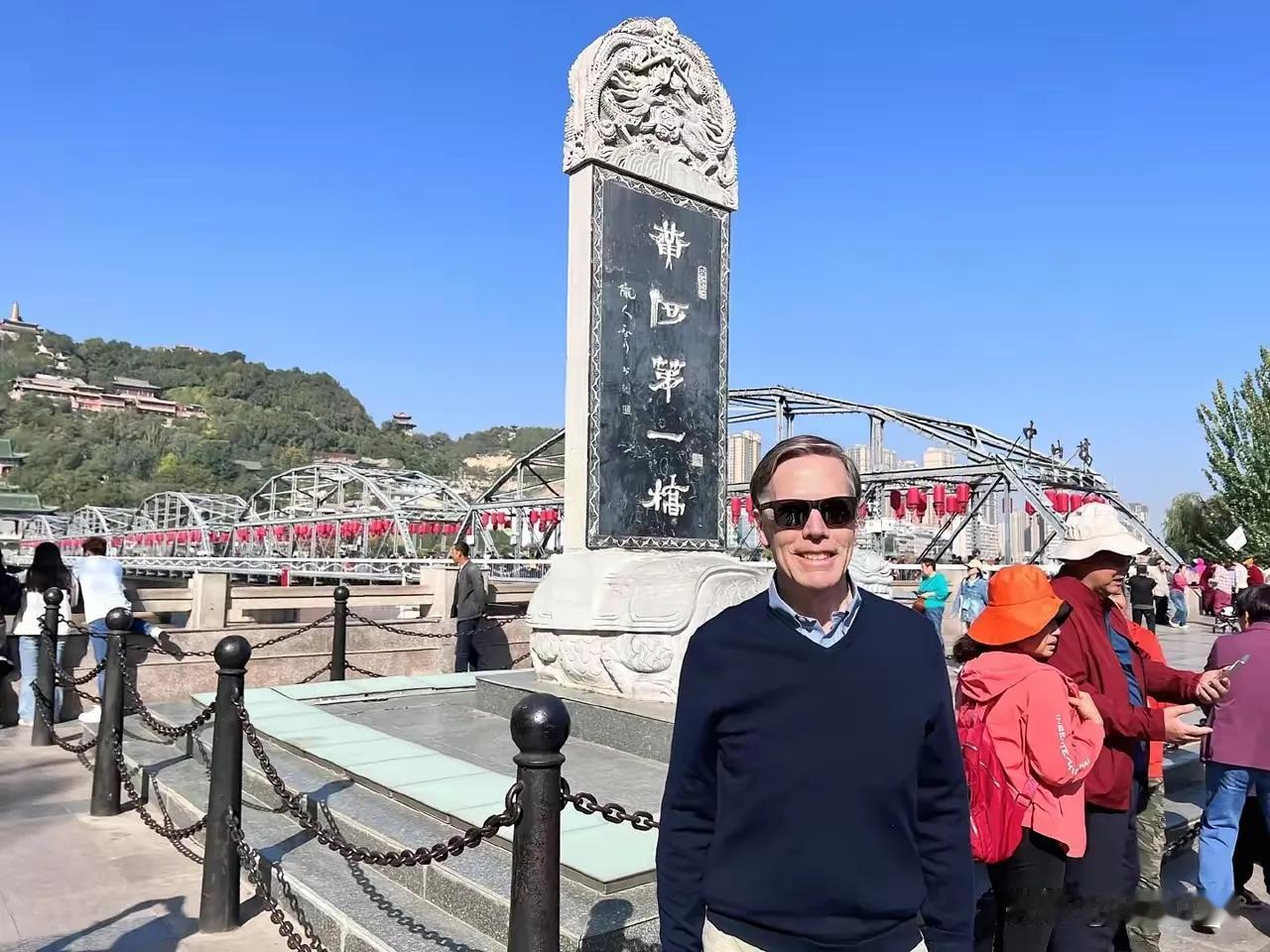 美国驻华大使伯恩斯，去了一趟兰州，在兰州黄河第一桥上留影，翻百度，该桥为一百多年