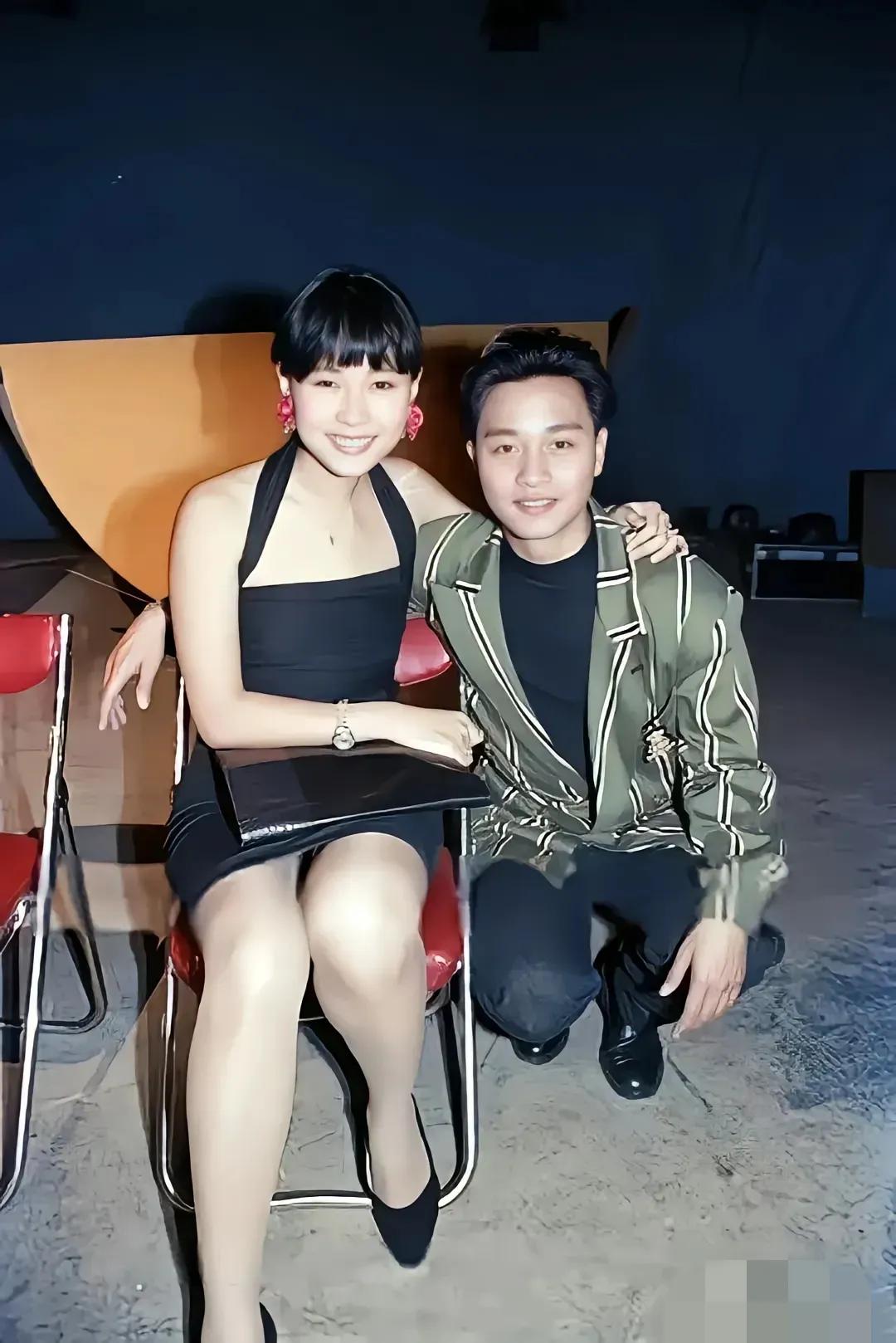 不得不承认张国荣的确很帅，可他身边这位美女你们看出是谁了吗，张国荣曾说她素颜无敌