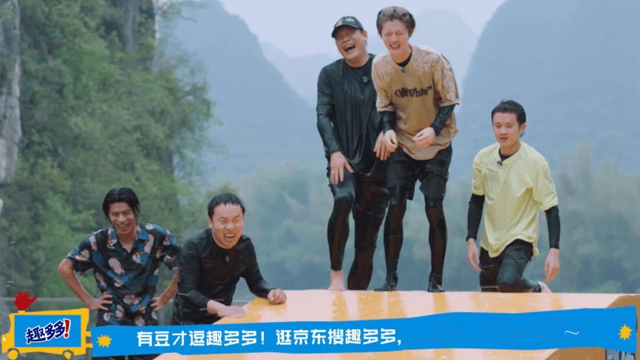 范志毅徐志胜也好意思笑邓超哈哈哈哈哈邓超的假发片被水冲起来，范志毅和徐志胜在岸上