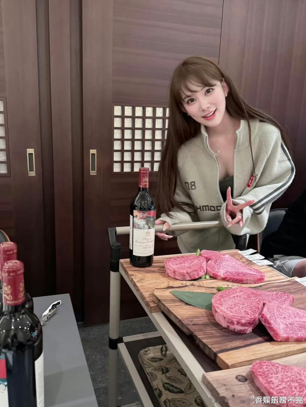 叶珂自称买的衣服都是独一无二的，挑布料的时候，她更喜欢那些质感好的颜色。她每天都