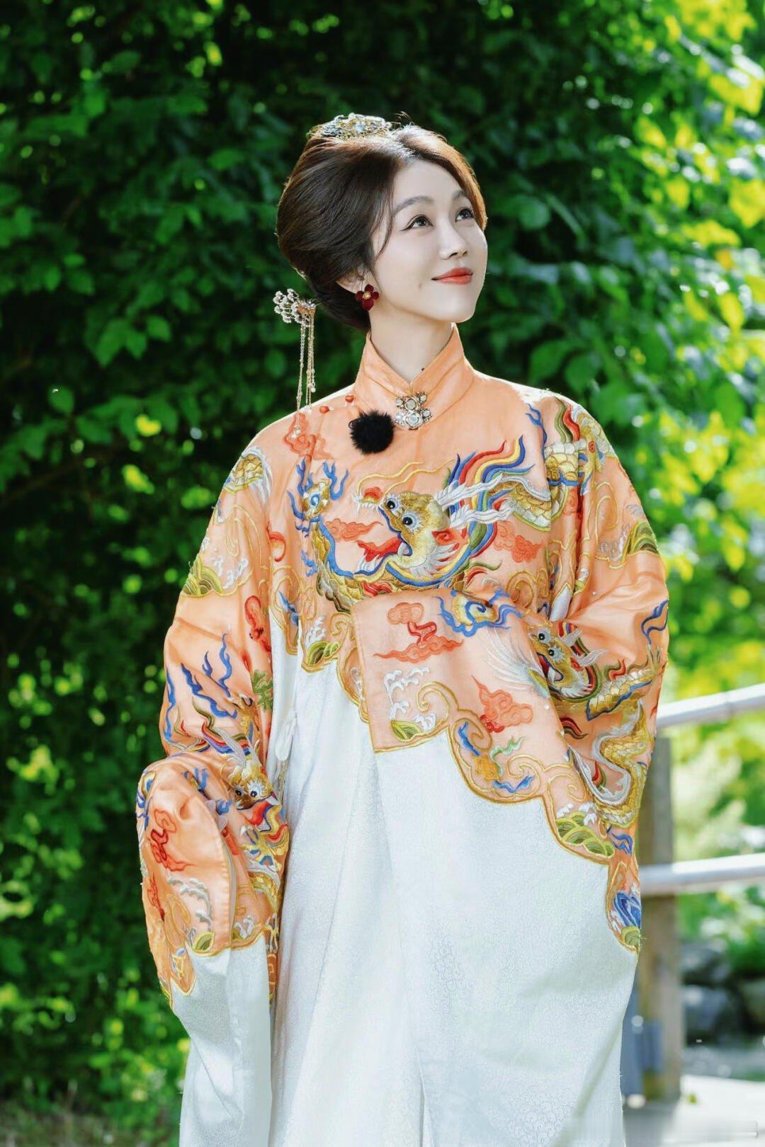 #中餐厅[超话]# 今晚中餐厅开启中华文化游园会！汉服古韵，一秒穿越，是穿这身做