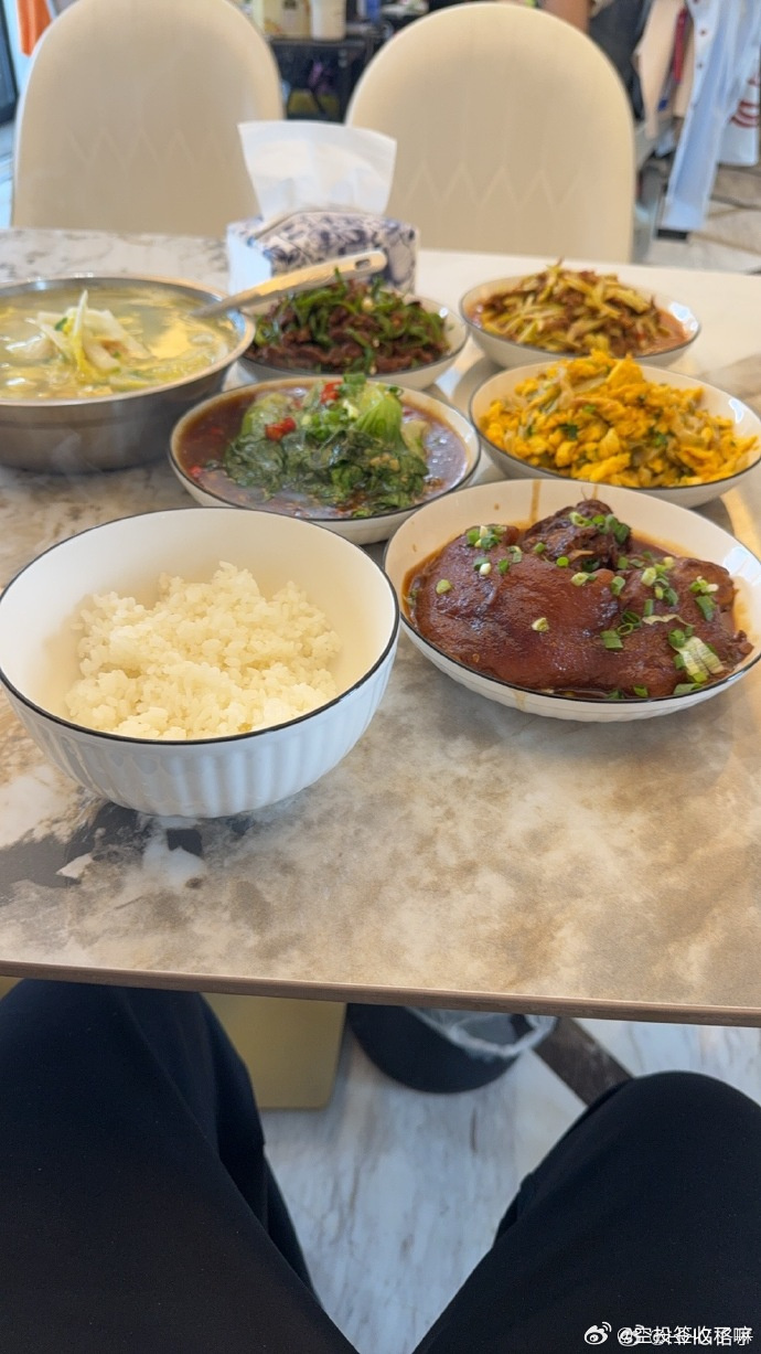 顿顿硬菜，天天开炫！火锅串串配家常，榴莲炸蛋全安排。这波伙食直接拉满，吃爽了属于