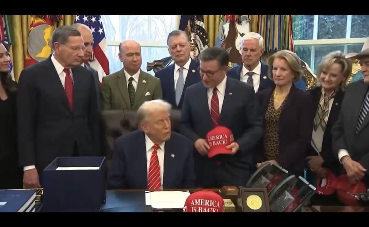 美国众议院约翰逊议长：“美国回来了！这顶帽子很应景。”

川普：“这是顶新帽子。