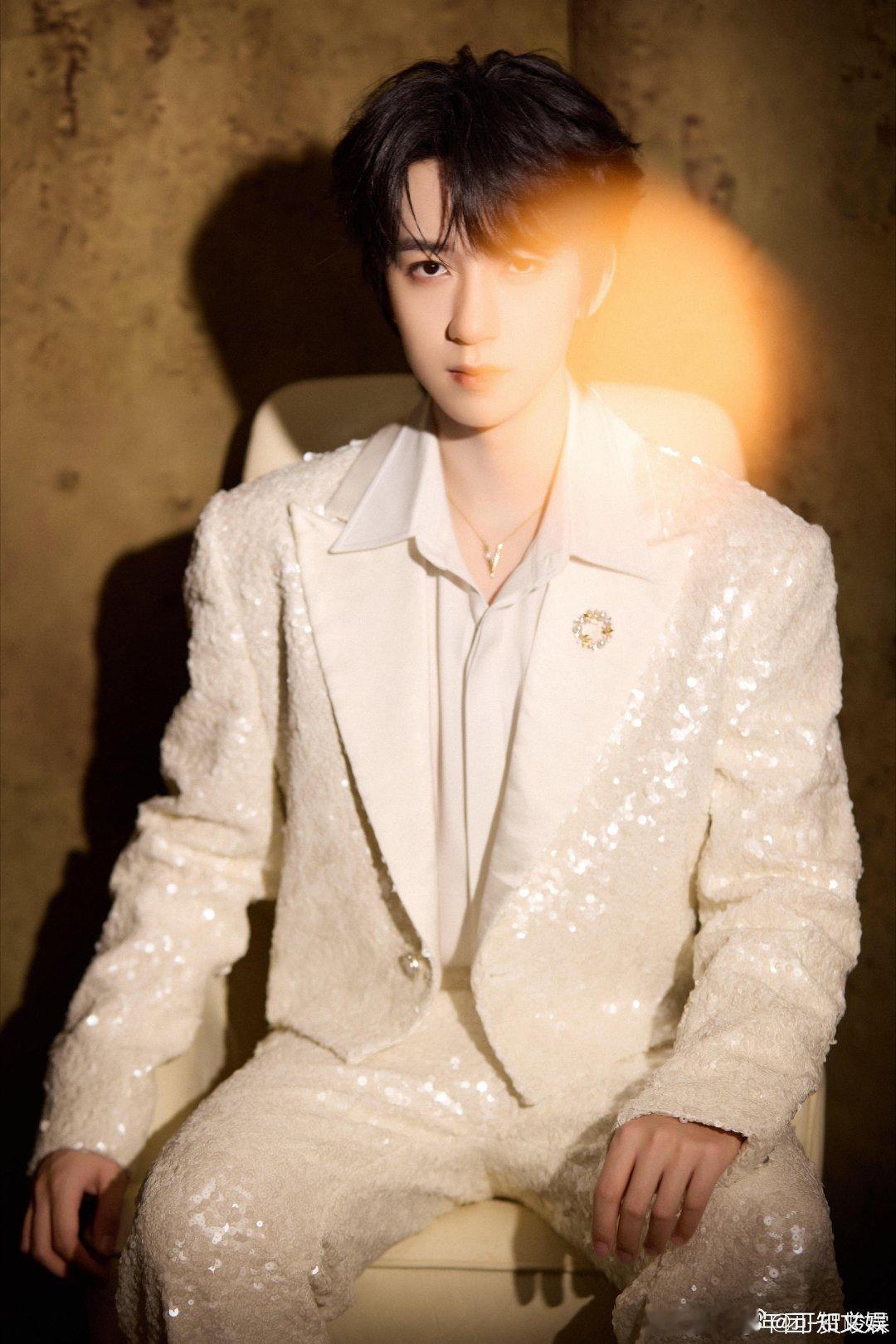 贺峻霖全世界最快乐的地方见贺峻霖白色亮片套装贺峻霖全世界最快乐的地方见，哇塞， 