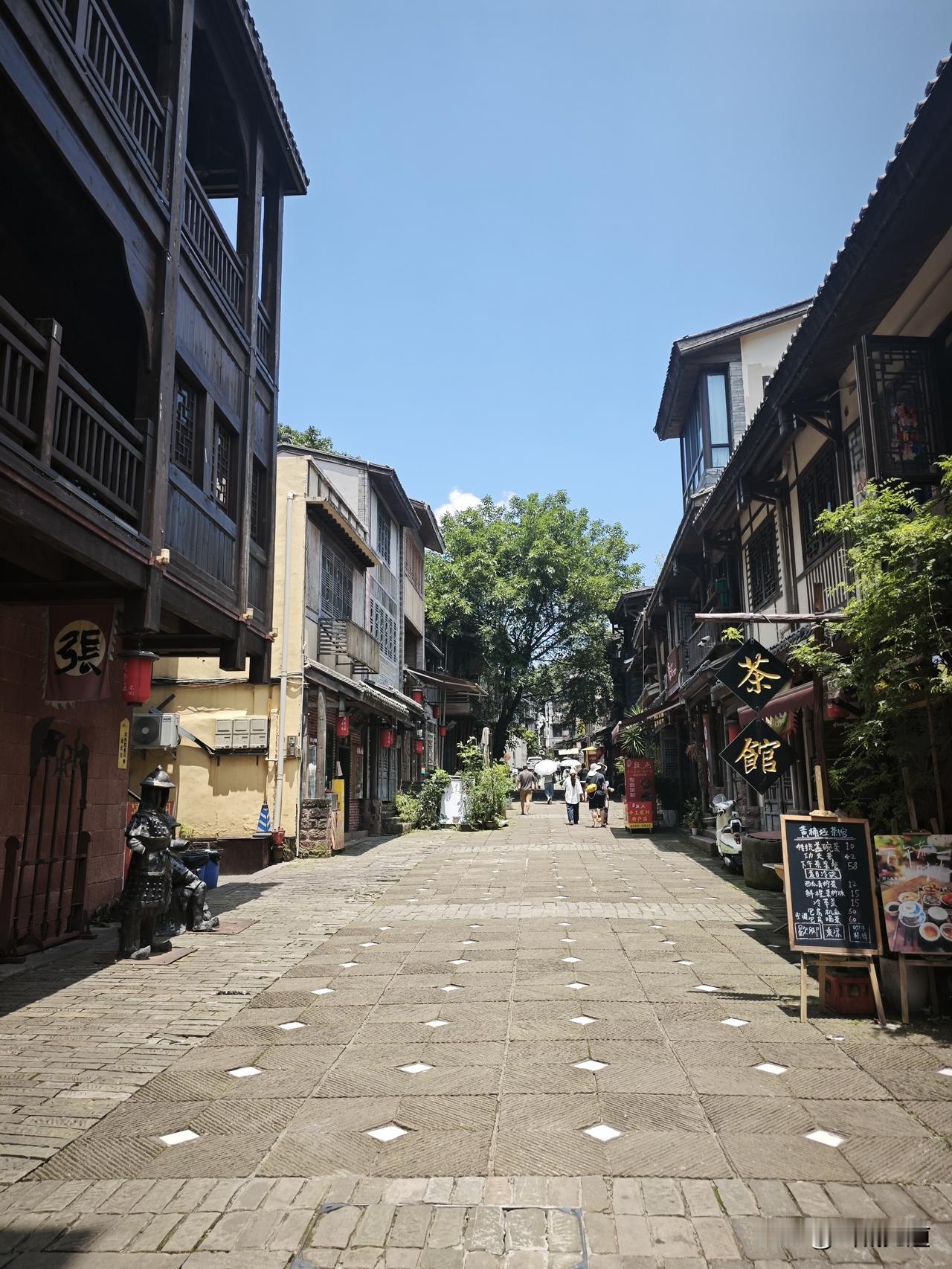 周末爬山，重庆南山。
轨道仁济站起，凉水井步道上黄山，走大金鹰背后的观音岩步道到