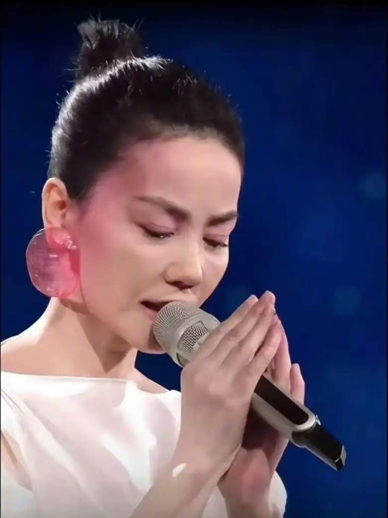 王菲，登上热搜！不是因为她和谢霆锋的感情之事，央视突然官宣，说明份量很重，是她再