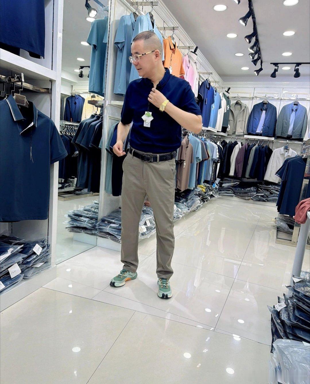 陪叔叔去买衣服，大家感觉合适吗 