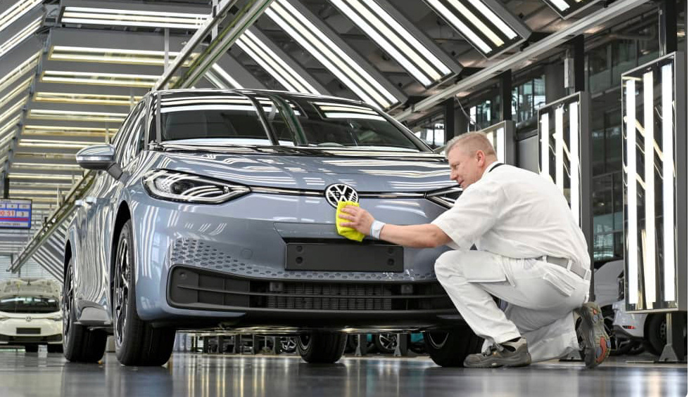 欧盟委员会公布新计划，拟放弃从2035年起全面禁售新燃油车的现行规定。新计划允许