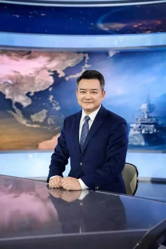 李佳明，这个名字在十几年前是中国电视界一颗耀眼的明星。他才华横溢，颜值与才华并重