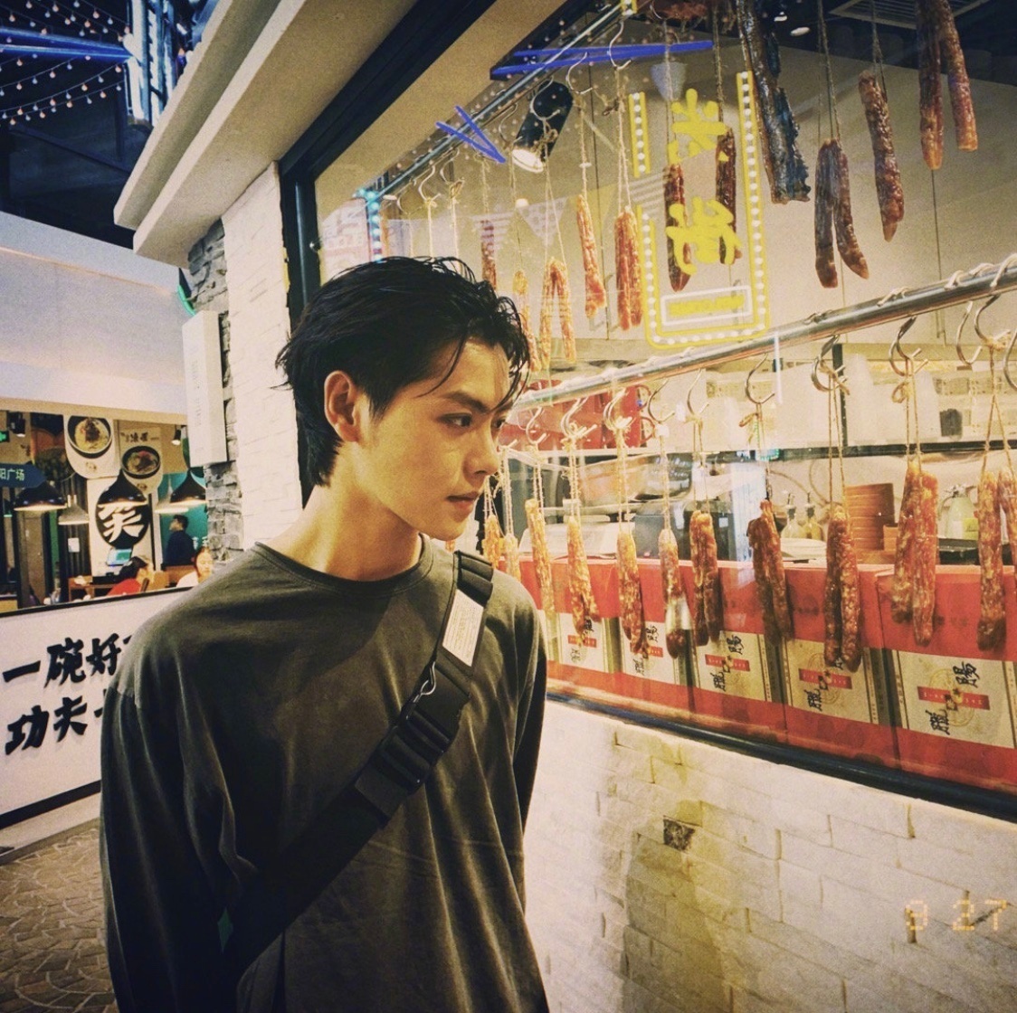 这题我会！背头造型完全肖宇梁舒适区~ 