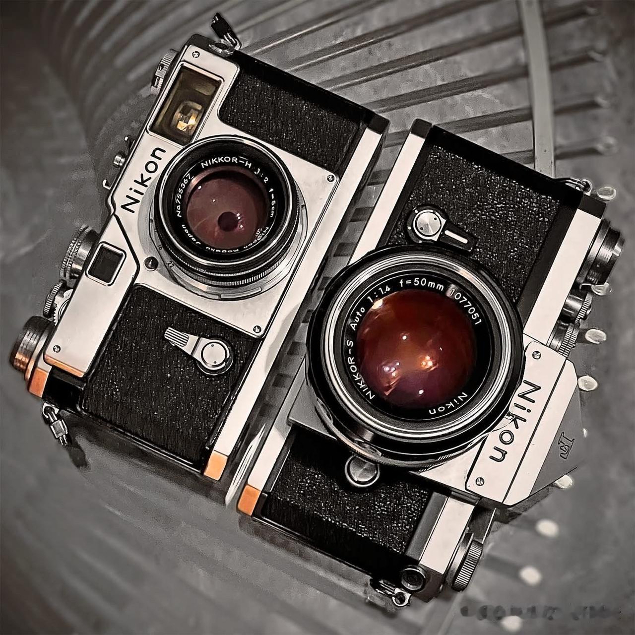 Nikon的旁轴和单反，是不是很像？

图中左侧的是Nikon S3复刻版，右侧