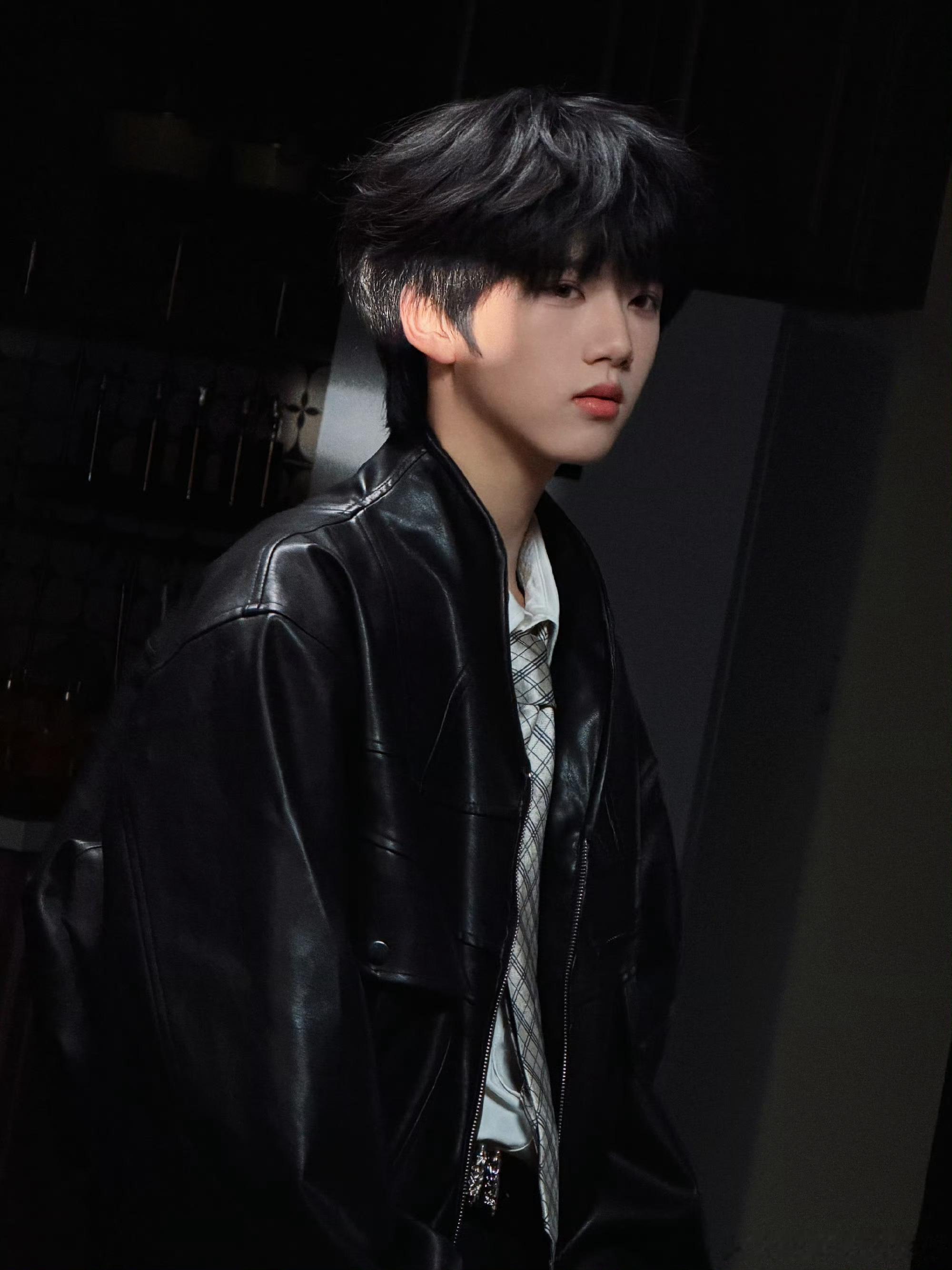 张函瑞黑皮衣十宫格张函瑞黑皮衣十宫格📷光影下帅气又可爱，黑皮衣小猫在线营业！每