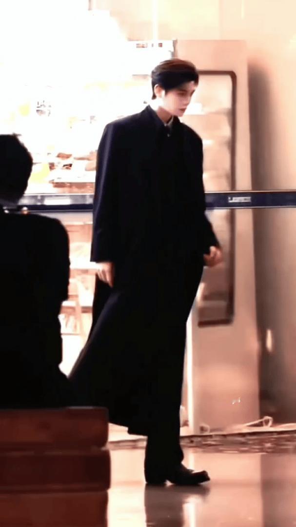 呵呵呵我一想到p1这种人会变成p2这种样子我的淫笑就停不下来[嘻嘻][嘻嘻][嘻