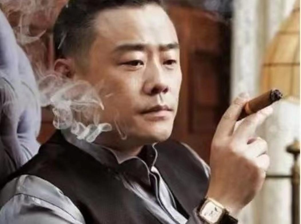 周立波在巅峰时期，年收入能高达6000万，走到哪儿都是灯光闪烁，那时的他生活奢靡