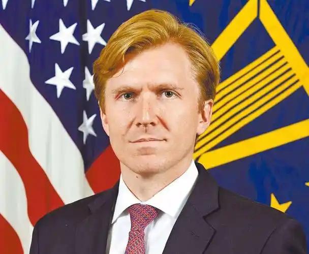 [熊猫]美国防部副部长柯伯吉观看中国93阅兵后认为，围堵对抗中国已没有多大意义，
