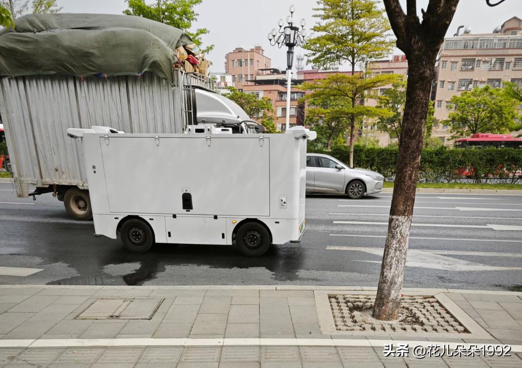 这是啥车？？
第一次见，无人驾驶，还有车牌