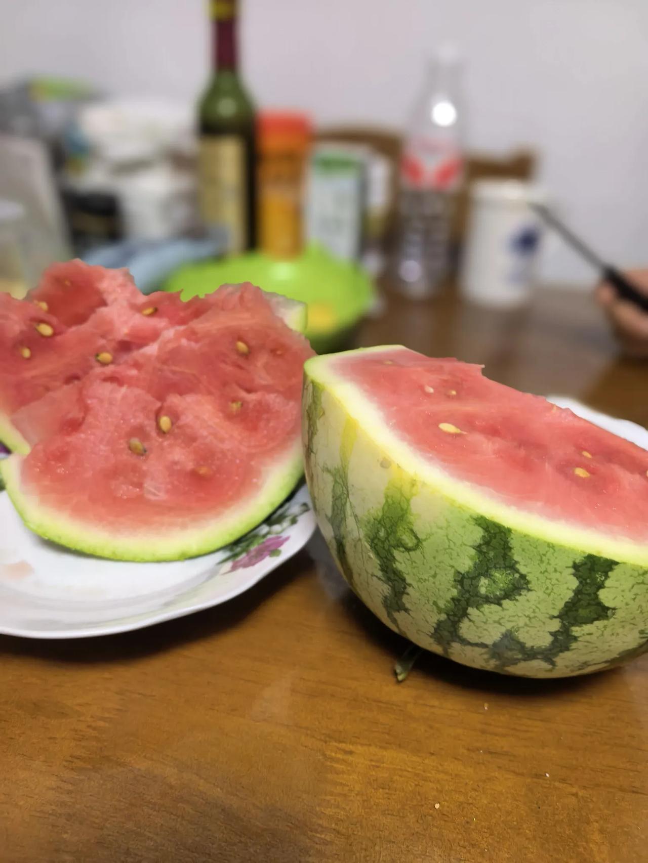 昨天中午，骑车来到呼和浩特市赛罕区一个小区附近的酿皮店，卖酿皮的中年人说，别看这