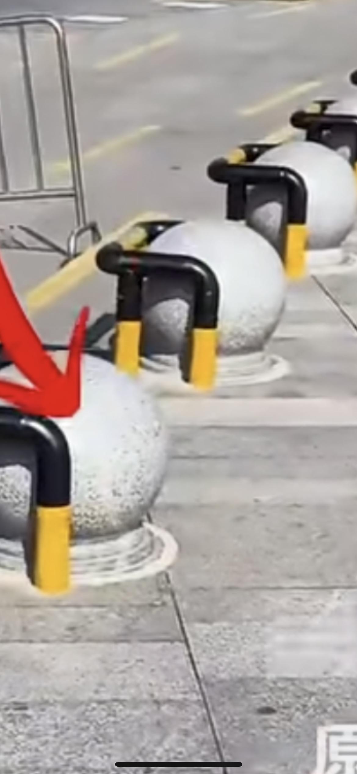 东莞旗峰公园门口先装固定石墩，又在石墩外加护栏，这波 “双重防护” 引网友质疑 