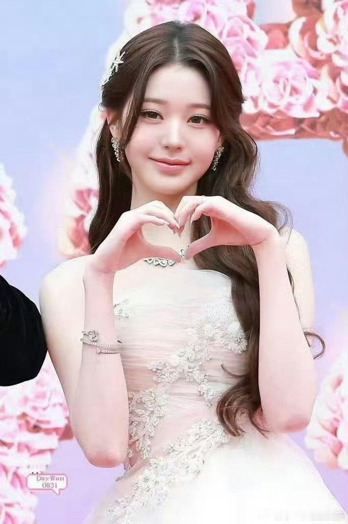 IU张元英韩娱2张权威的脸韩娱颜值天花板同框暴击！IU优雅大气气场全开，张元英甜