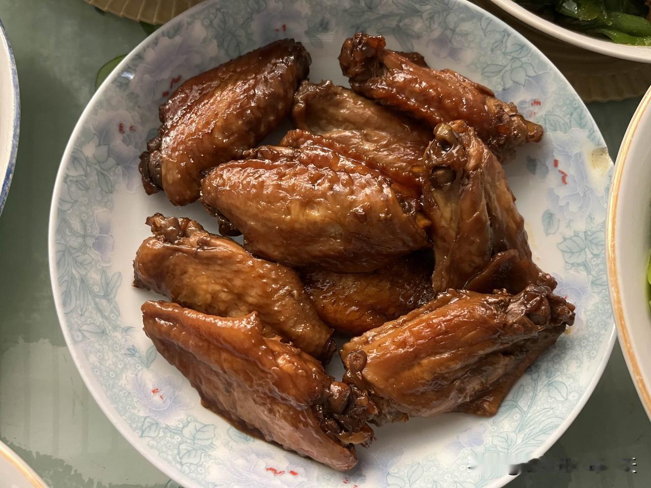 晒出你的今日美食今日的家常午餐摆得满满当当！清拌秋葵、红烧鸡翅、青椒炒肉，两道脆