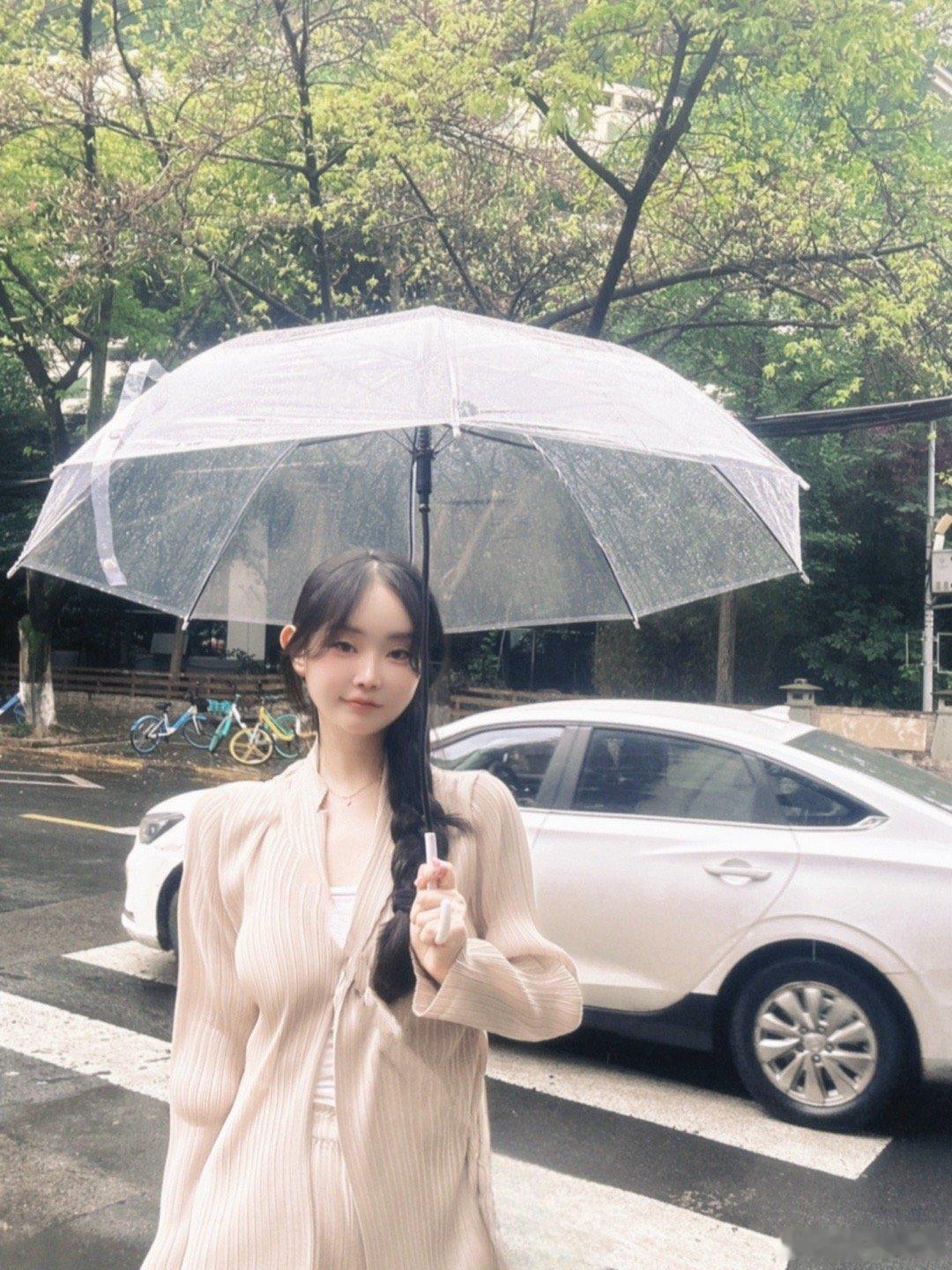 成都就像一个顽皮的小孩子炽热、松弛又可爱。也像一朵娇丽的玫瑰，明艳、奔放又恋爱脑