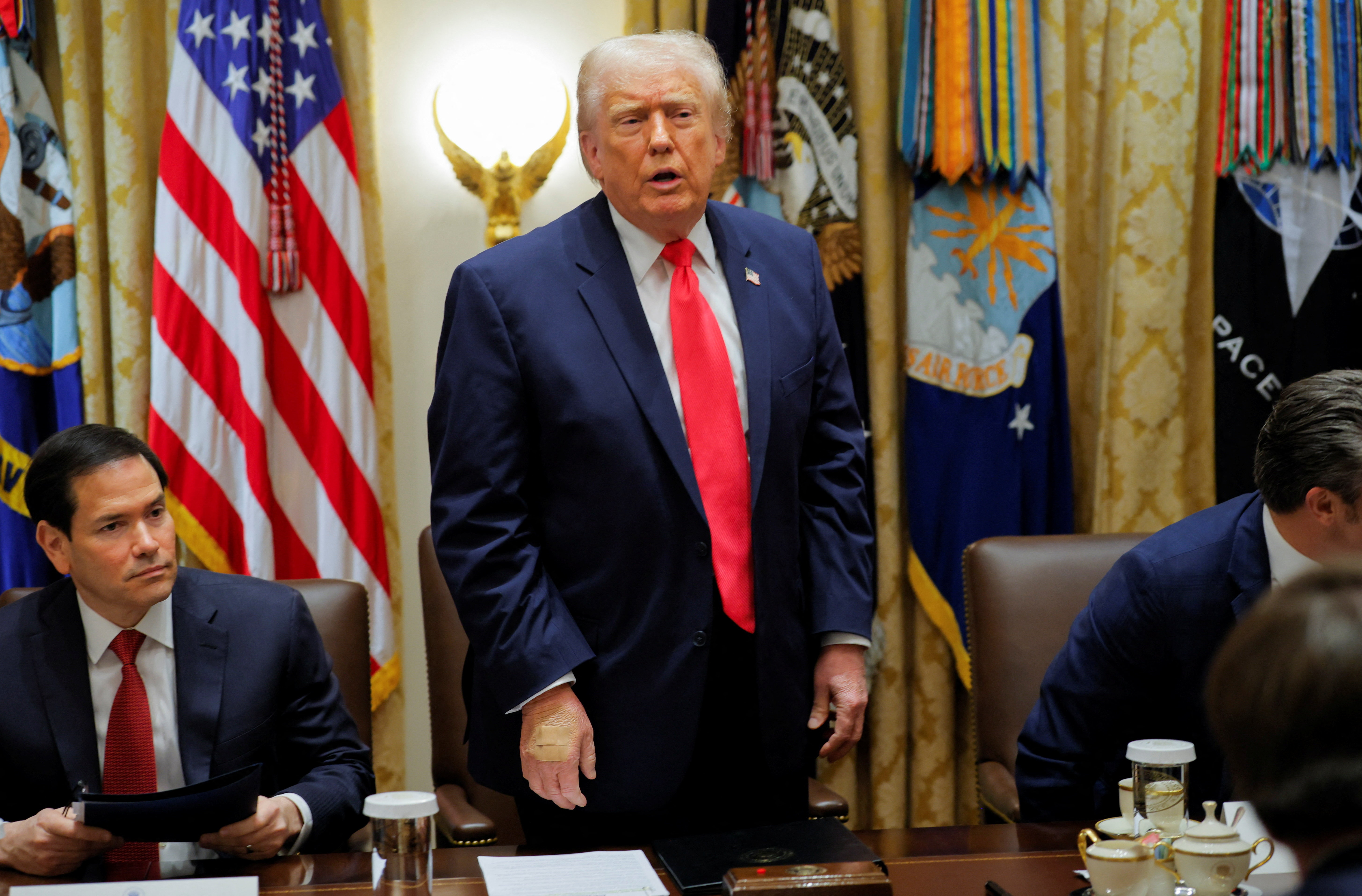 美国总统特朗普在内阁会议上抱怨一些国家长期剥削美国。他以不点名的点名方式提到日本