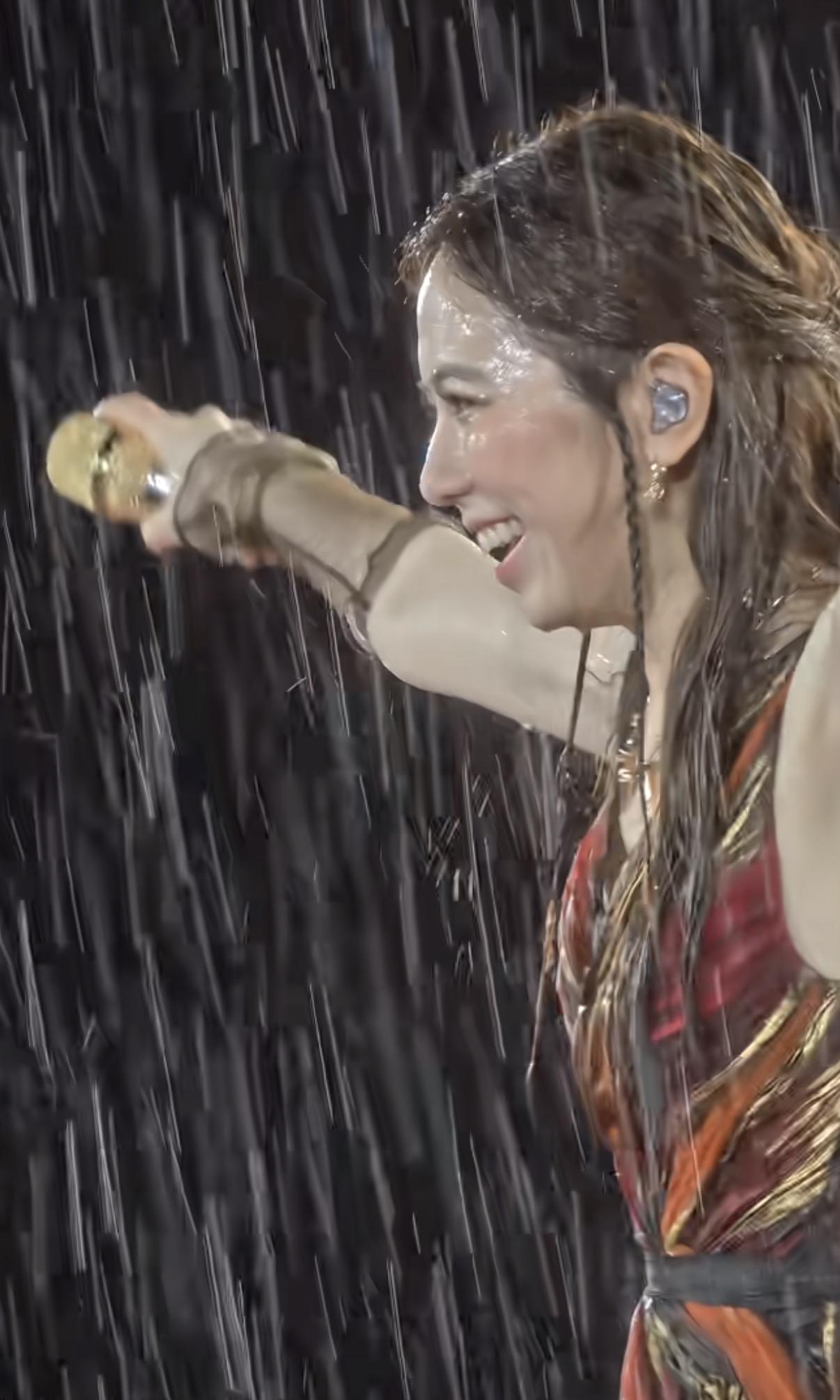 邓紫棋深圳演唱会遇到下大雨了！这种演唱会不会提前规避这样的问题吗?话筒都进水了，