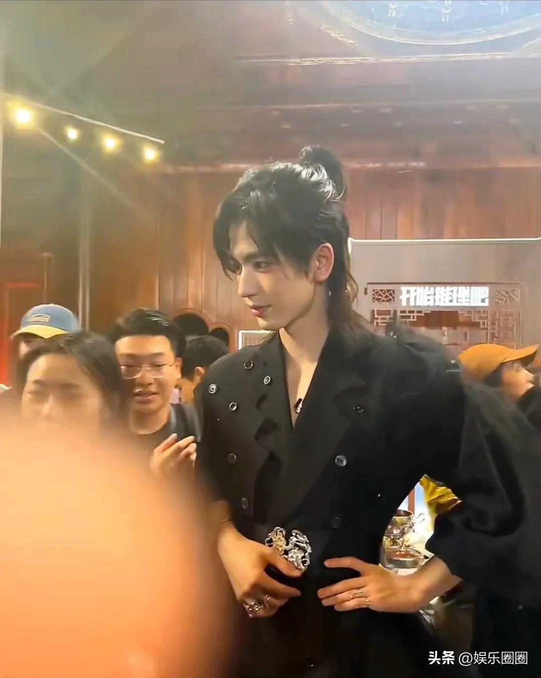 是张凌赫太高还是旁边的人太矮，怎么足足高了一个头，关键还那么帅的一个头[爱慕]