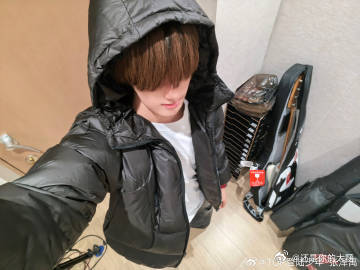 张泽禹 黑发回归 张泽禹黑发造型太让人惊艳了！这黑发让他看起来更加有气质，就像一