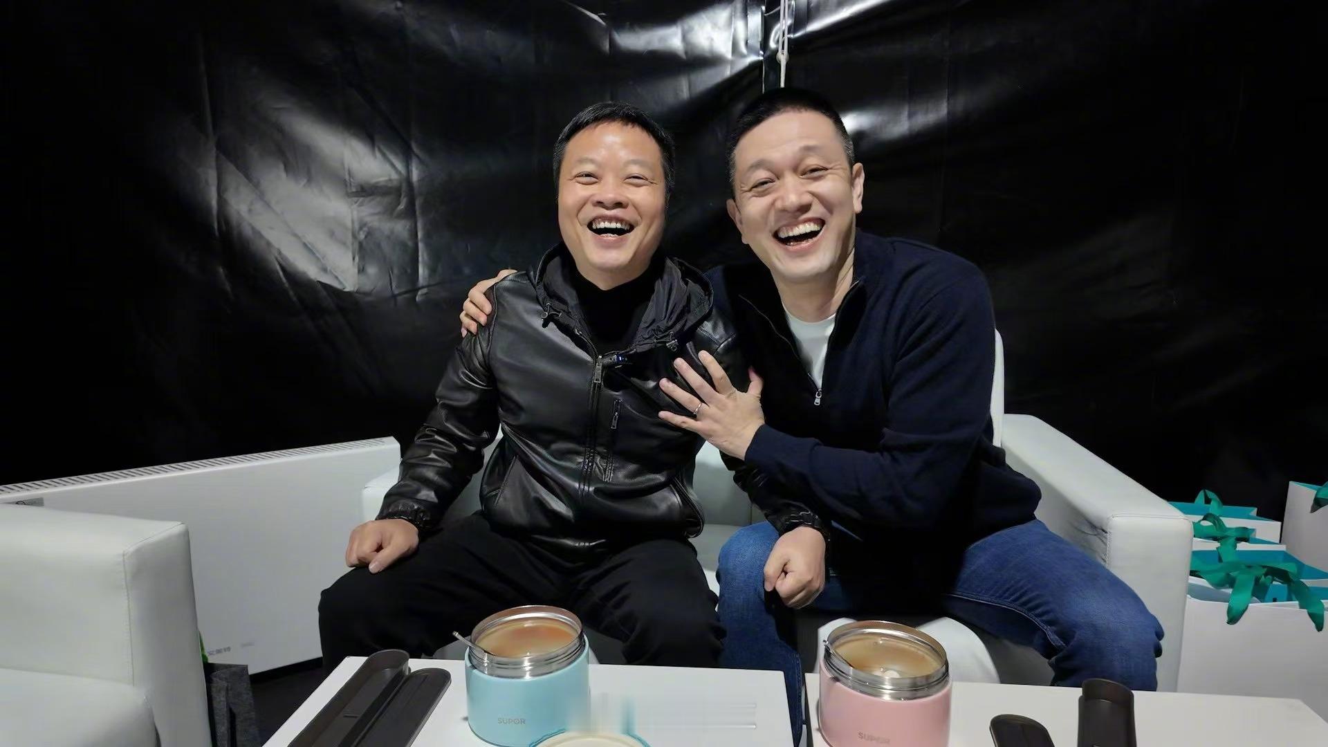 这才叫“同行”！何小鹏给李斌送冬至汤圆🥣，也祝大家 冬至快乐 ！[打call]