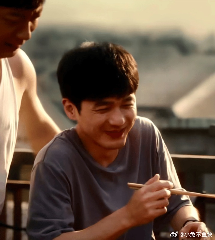 白宇有年下感的年上男自带沉稳耐看的正剧长相，却把情爱里的小心思演活了，隐忍害羞别