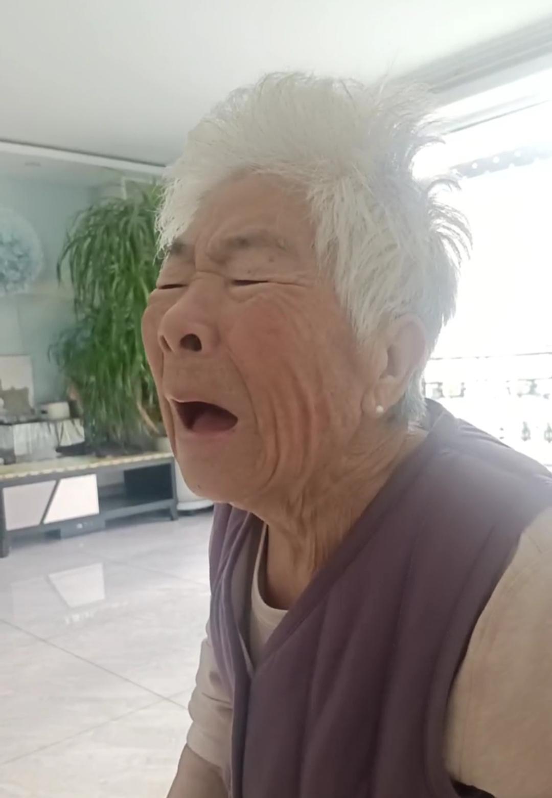 标题： 阿尔茨海默病的阿姨，今天早上把孩子打了，打完自己还哭了
家里阿姨小脑萎缩